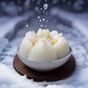 内容编辑苏映雪在整洁的工作台前整理资讯条目，她面前摆着多个标签分类的文件夹，手边是一张手写的信息核查清单，表情认真专注
